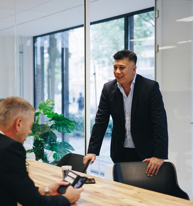 Twee deskundigen voerden een discussie aan een tafel.