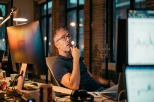 Tester analyseert regressiesuite met te veel tests op laptop - 5 valkuilen bij regressie-testen